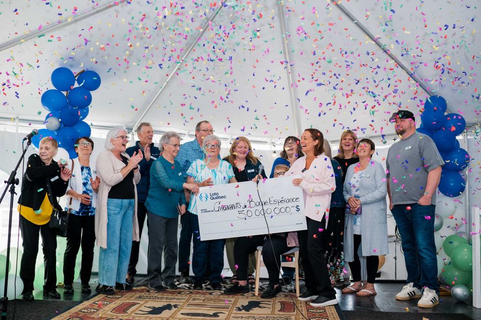 Un groupe de nouveaux millionnaires de Loto-Qu\u00e9bec.