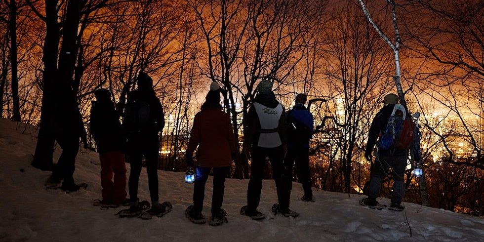 Un groupe de personne en raquette lors d'une randonn\u00e9e en hiver.