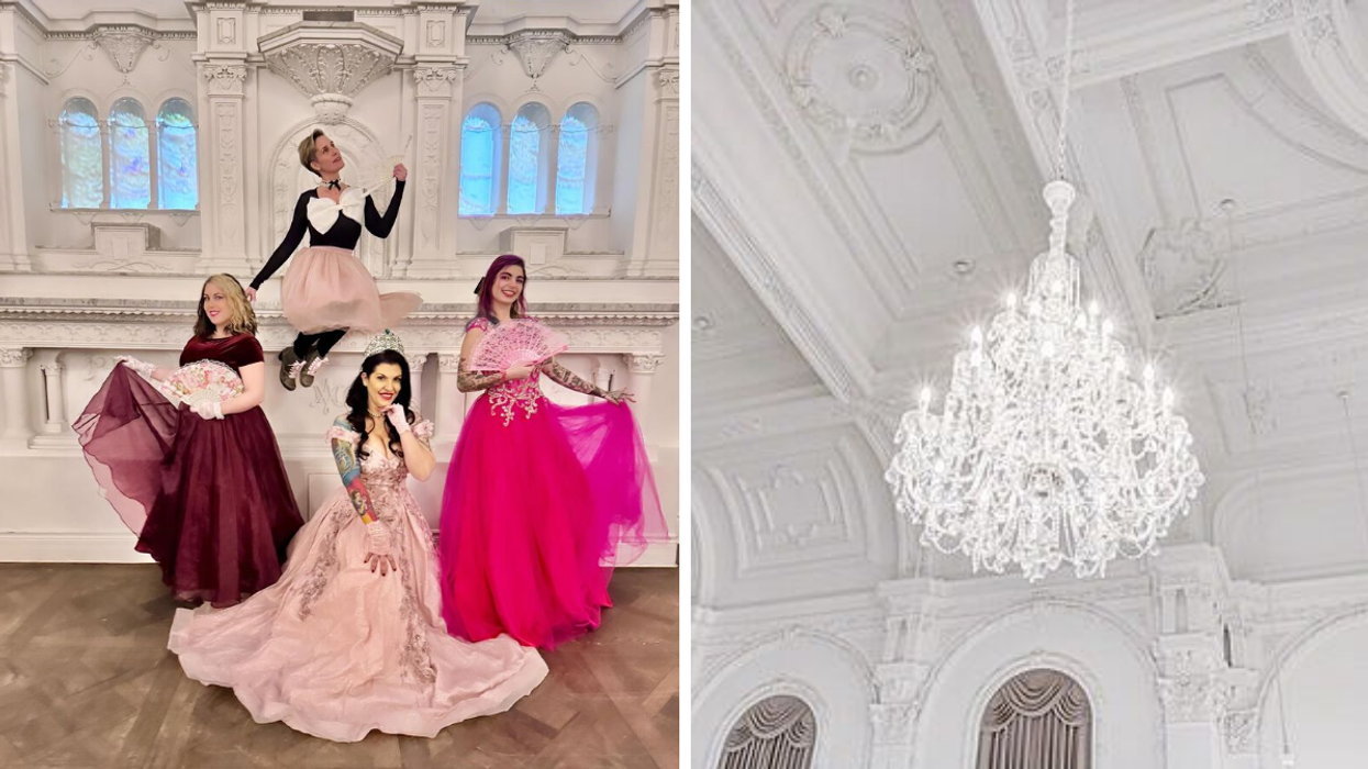 Un groupe de personne en robe de bal à la Maison Principale à Montréal. Droite : Un lustre de la Maison Principale à Montréal.