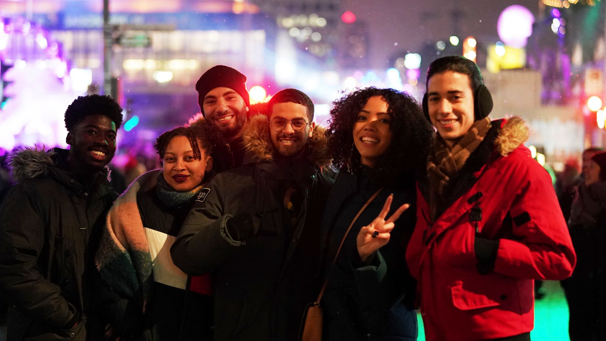 Un groupe de personnes en habits d'hiver à Montréal en Lumière.