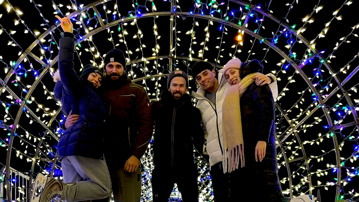 Un groupe de personnes sous un tunnel illuminé au Quai Paquet de Lévis au Québec.