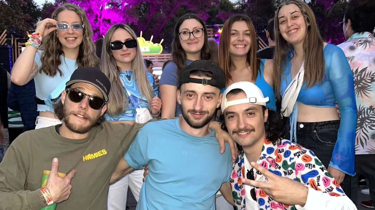 Un groupe prenant la pose au parc Jean-Drapeau de Montréal.