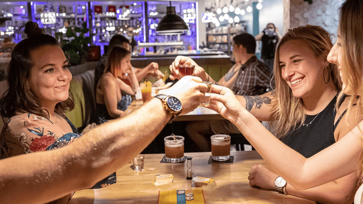 Un groupe qui prend un verre au Randolph.