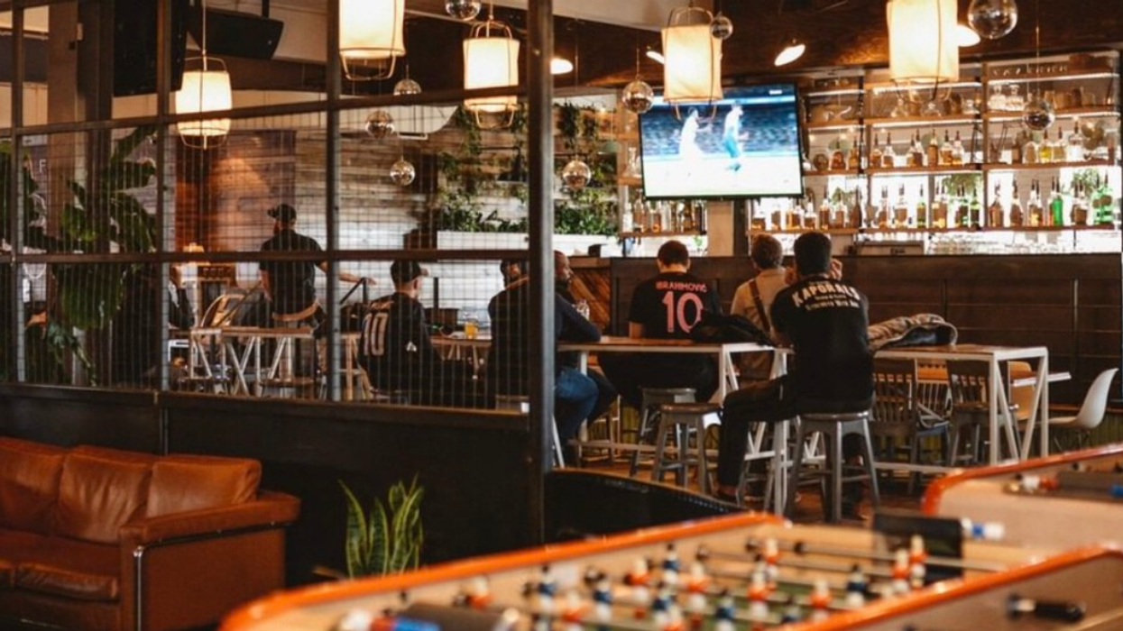 Un groupe regarde du sport télévisé au bar Fitzroy.