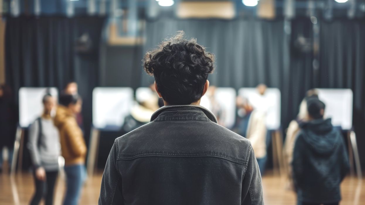 Un homme à un bureau de vote.