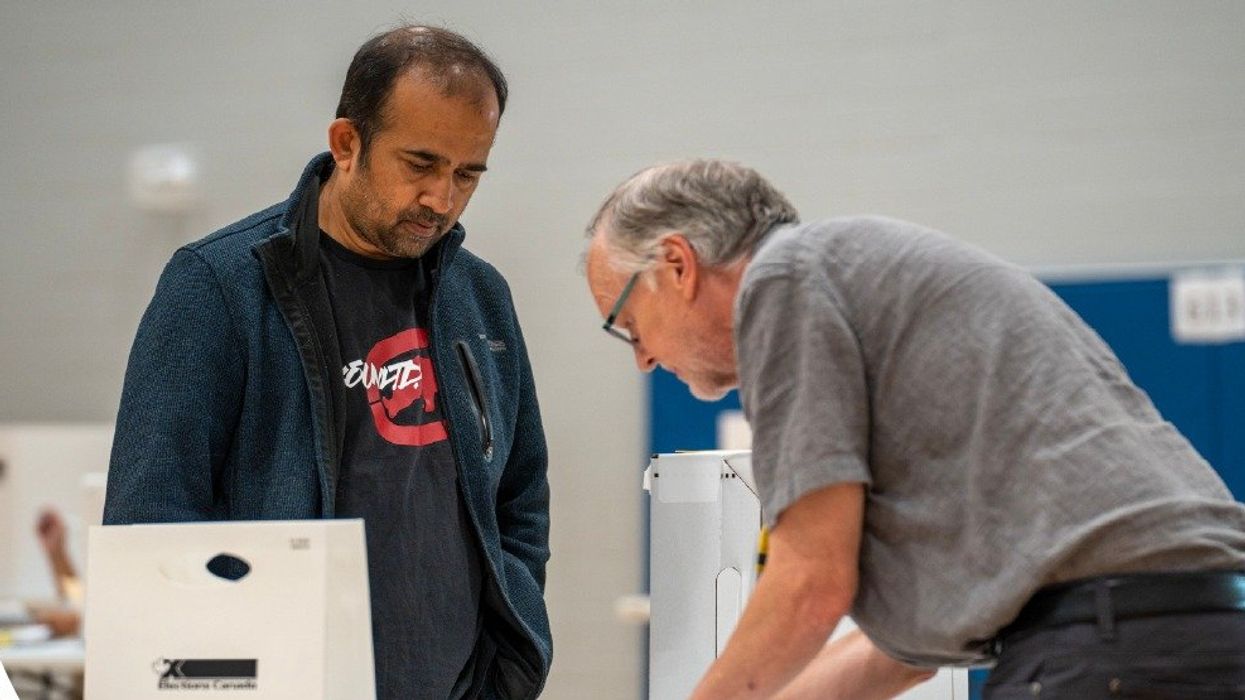 Un homme au bureau de vote.