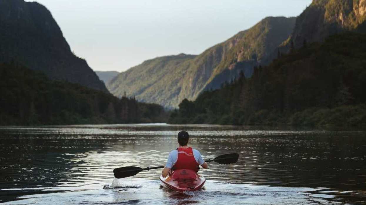 Un homme en kayak au parc national de la Jacques-Cartier près de Québec.