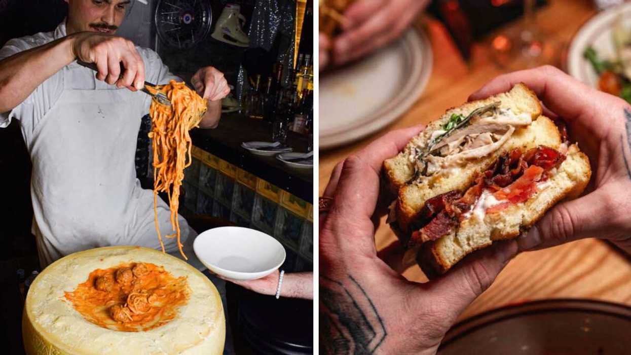 Un homme qui sert des pâtes à l'aide d'une meule de fromage. Droite : Un sandwich au poulet bien gourmand.