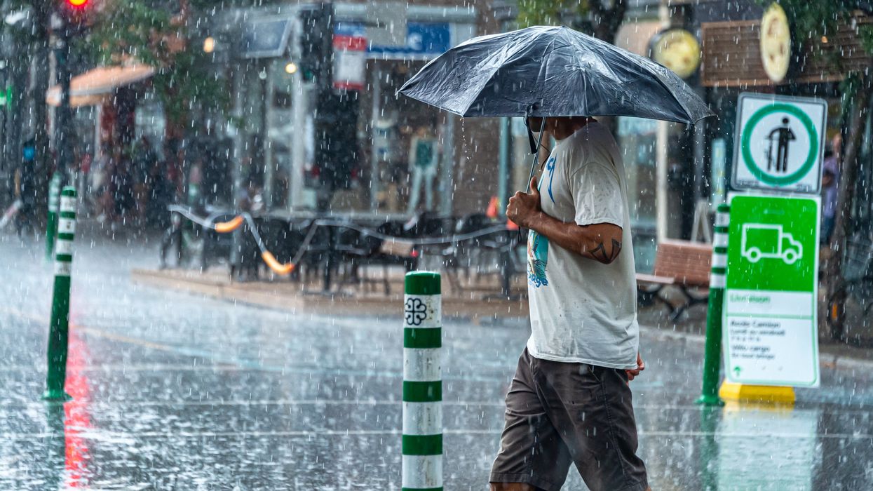 Un homme sous la pluie.