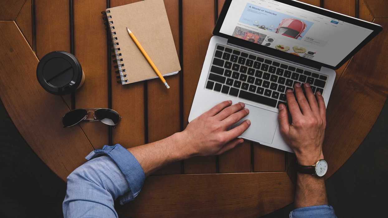 Un homme sur une table de jardin.