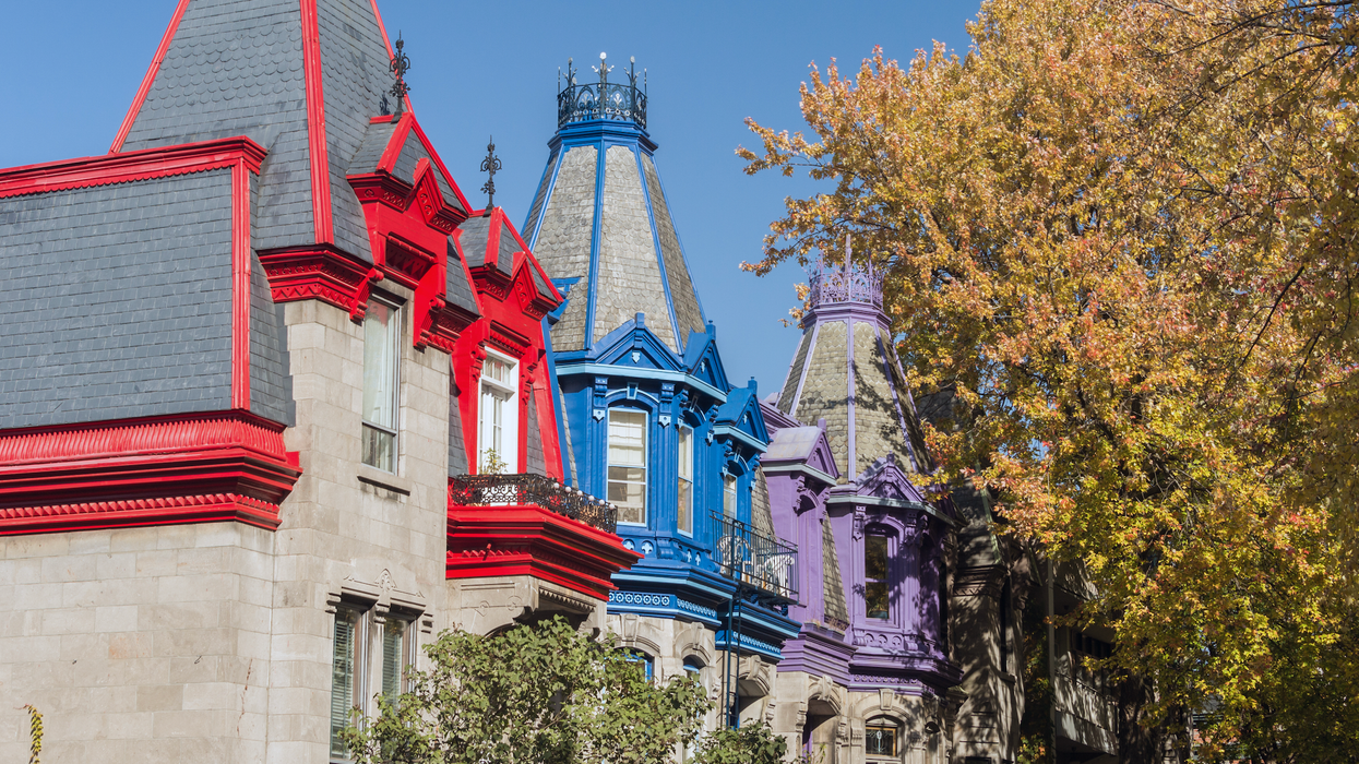 Un immeuble à logements de style victorien en automne à Montréal.