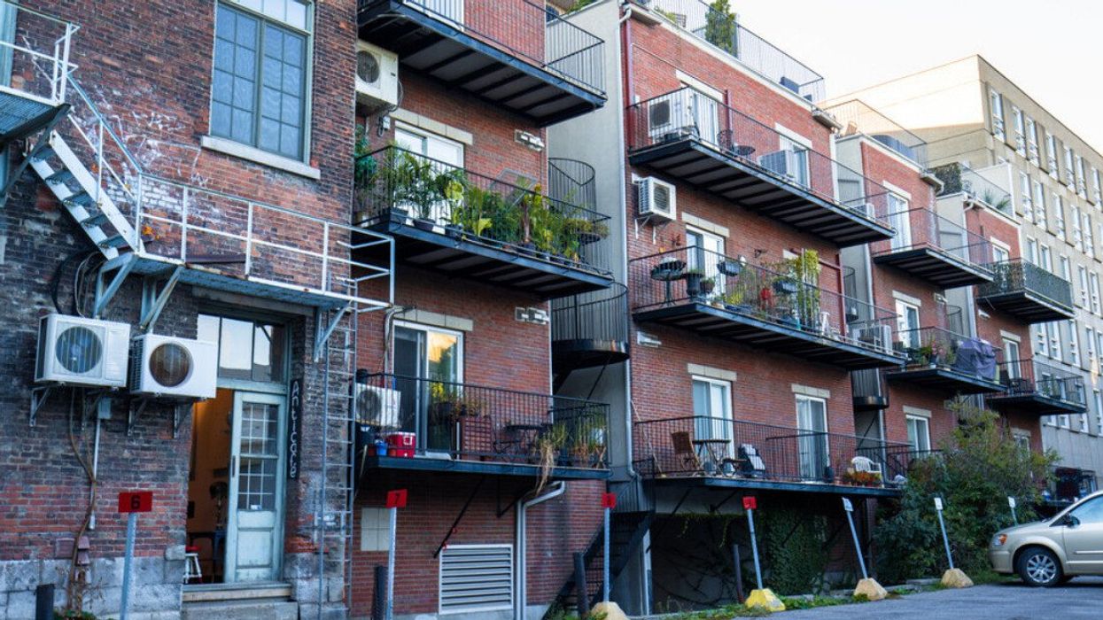 Un immeuble à logements et des balcons remplis de plantes.