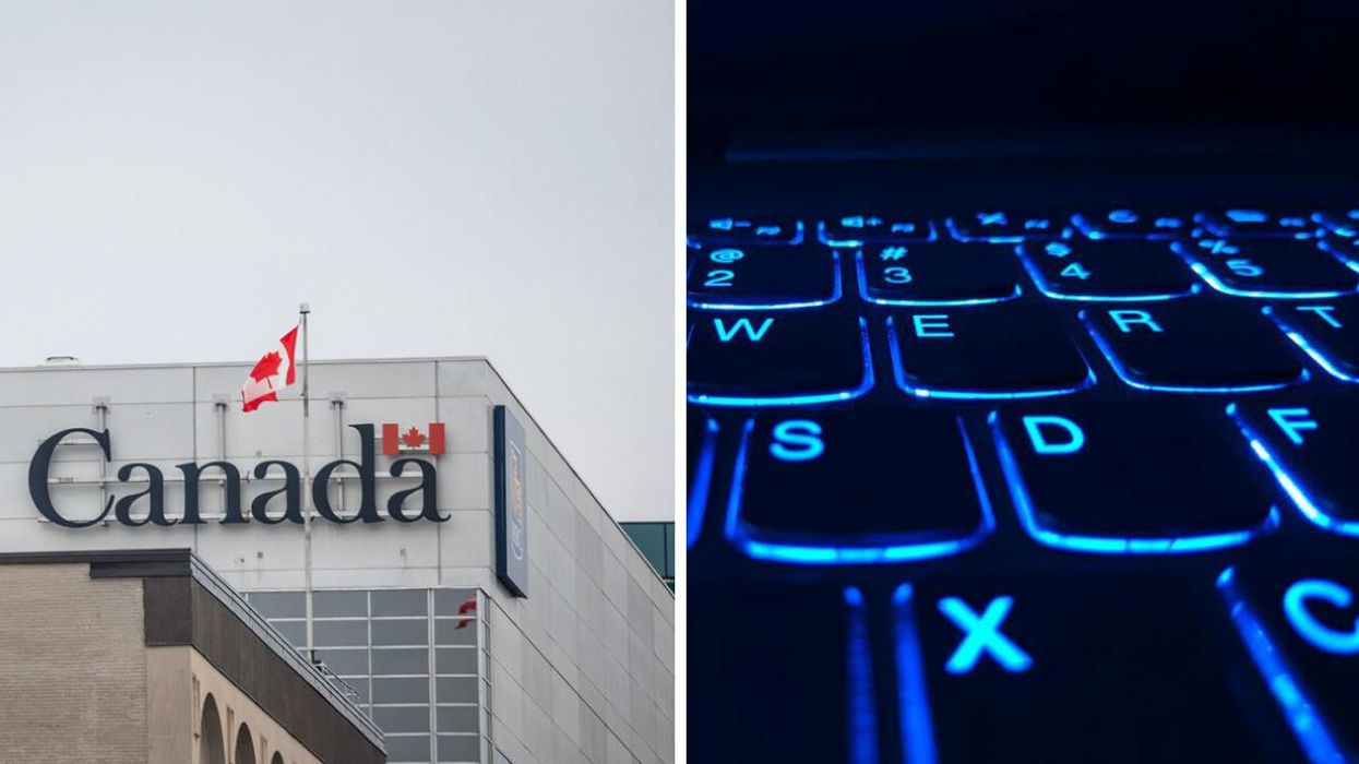 Un immeuble du gouvernement fédéral. Droite : Un clavier bleu.