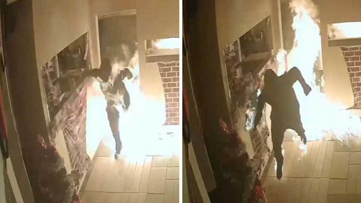 Un individu est filmé en train de courir dans un couloir intérieur alors que de grandes flammes l’enveloppent et jaillissent derrière lui.