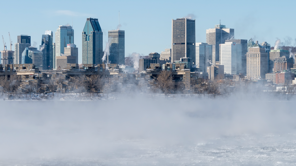 Un lac glacé avec de l'air glacé devant le centre-ville de Montréal.