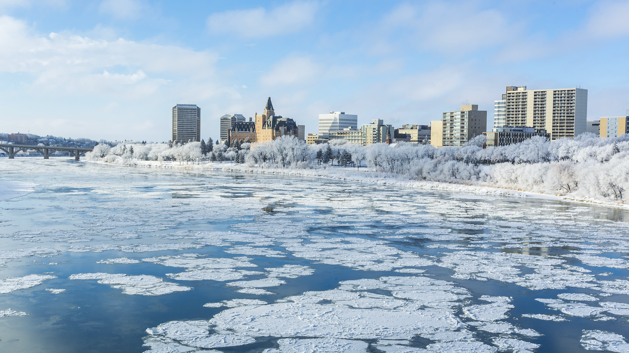 Un lac glacé devant la Ville de Montréal.