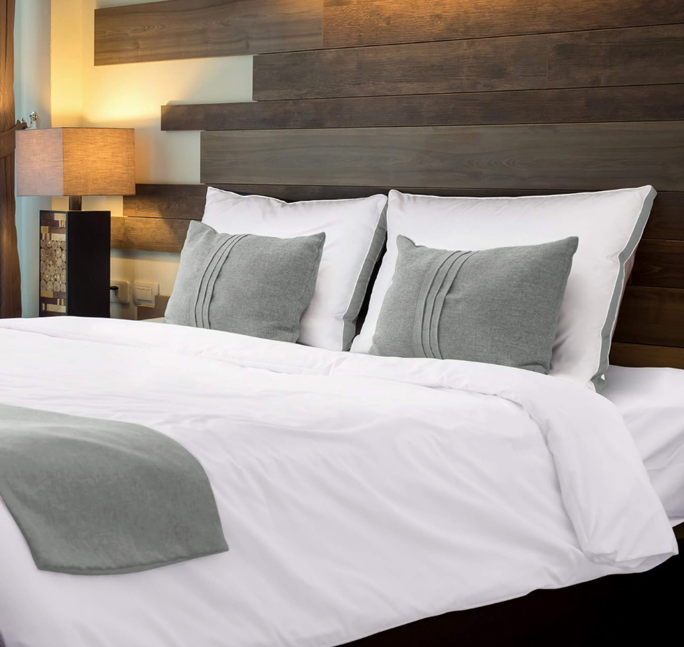 Un lit avec les deux oreillers de lit rafra\u00eechissants \u00e0 soufflets pour grand lit, gris.