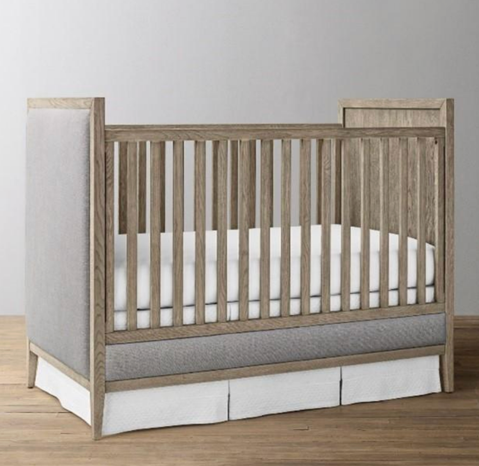 Un lit d\u2019enfant rembourr\u00e9 Jeune French Contemporary.
