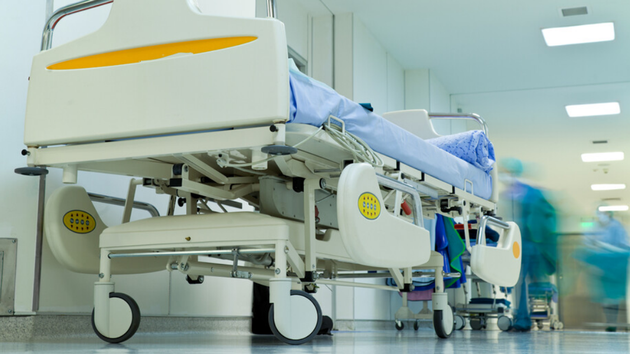 Un lit dans un corridor d'hôpital.