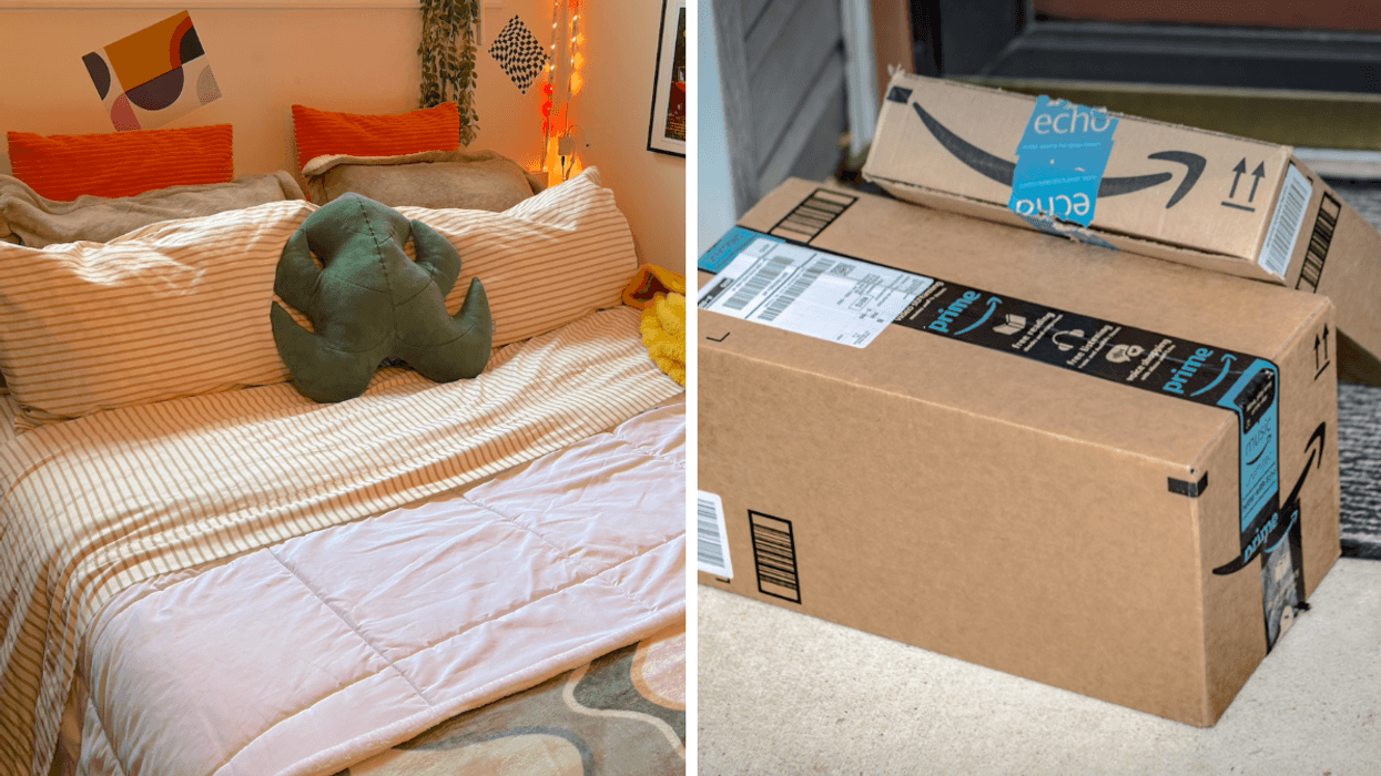 Un lit. Droite : Des boites de livraison Amazon Prime.