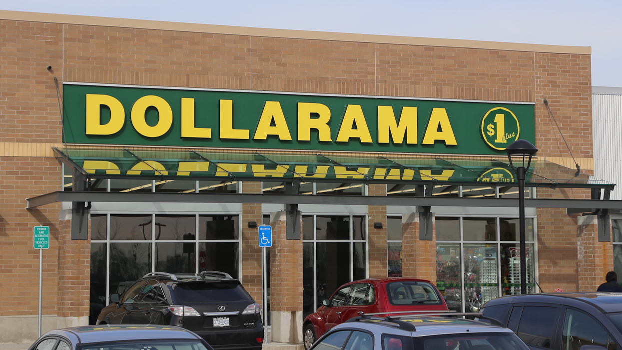 Un magasin Dollarama avec des voitures devant.