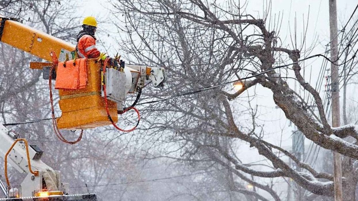 Un membre du personnel d'Hydro-Québec qui rétablit l'électricité en hiver.