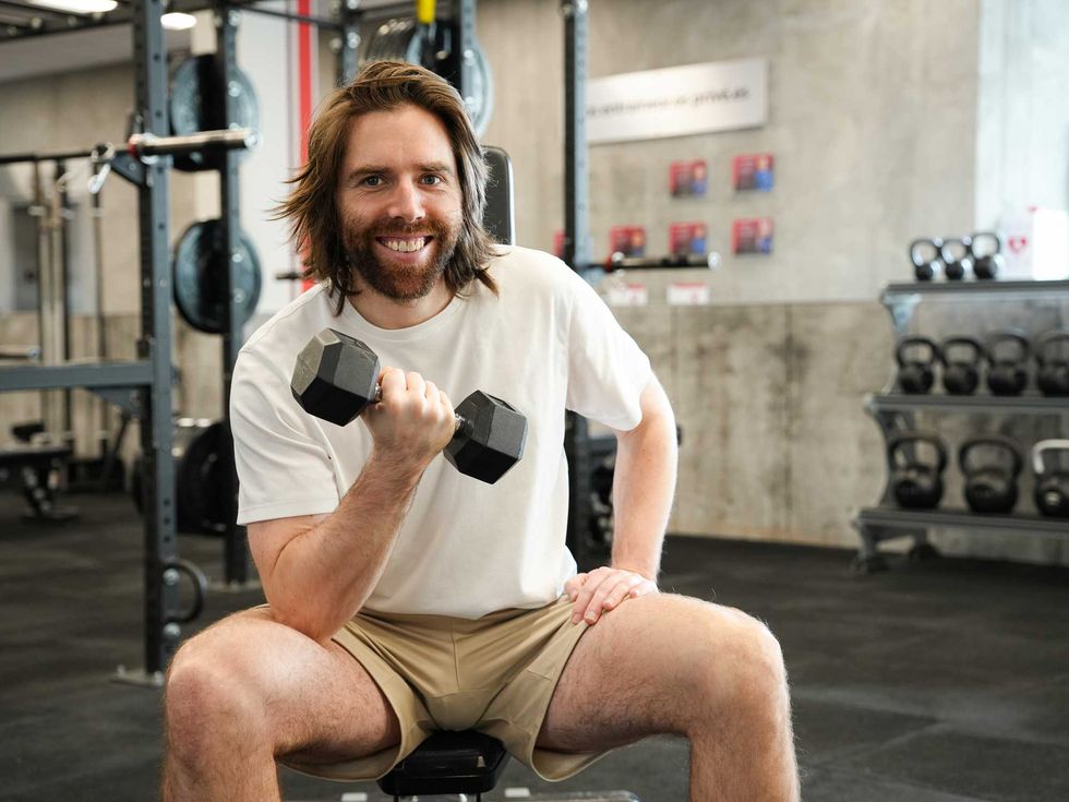 Un membre utilise des poids libres au YMCA.