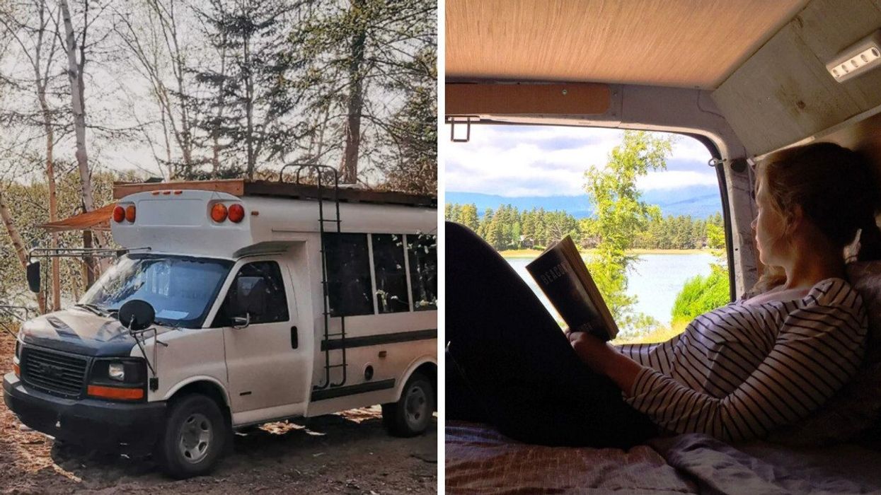 Un minibus converti en VR. Droite : Une personne lit un livre couchée à l'arrière d'un VR.