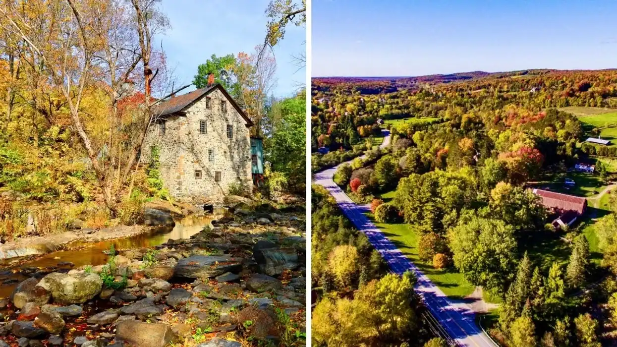 Un moulin se trouve au bout d'un petit ruisseau entouré de roches. Droite : Frelighsburg vue des airs.
