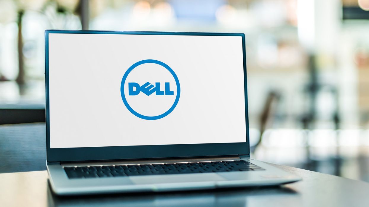 Un ordinateur avec le logo de Dell.