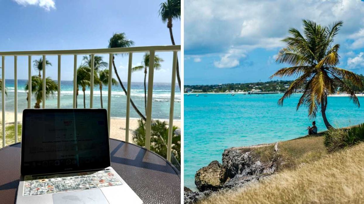 Un ordinateur sur un balcon devant la mer des Caraïbes. Droite : La mer en Barbade.