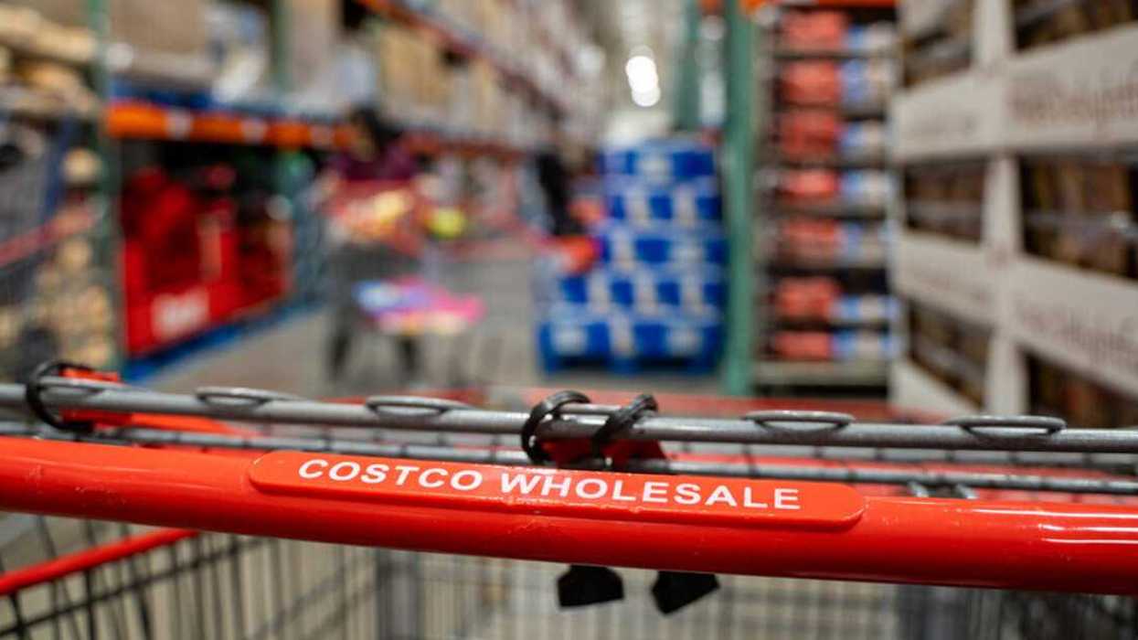 Un panier dans les allées d'un entrepôt Costco.