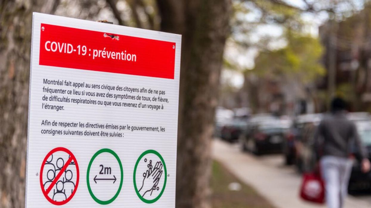 Un panneau de consignes sur la COVID-19.