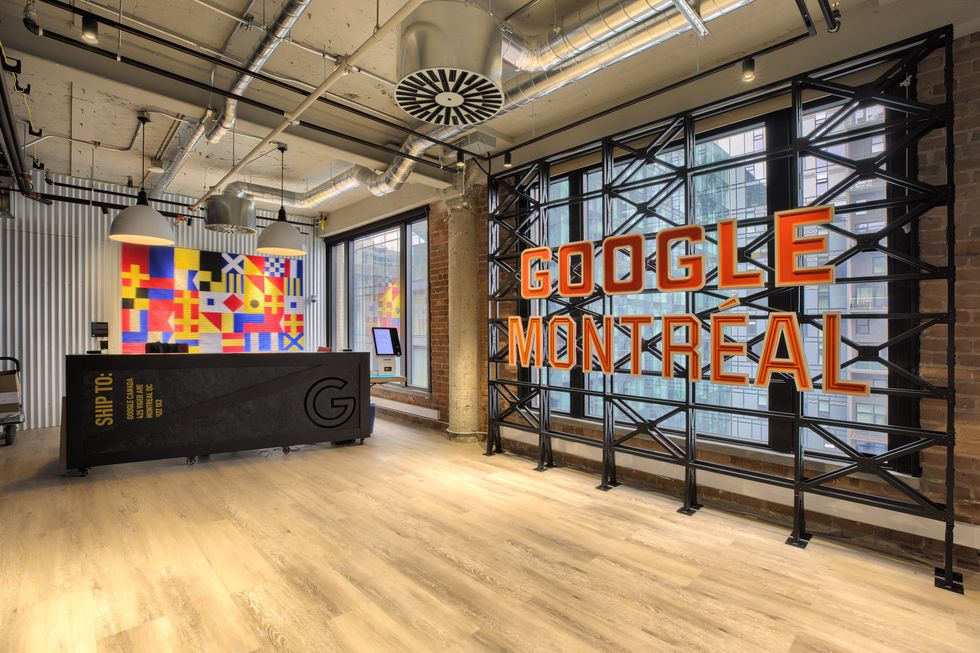 Un panneau Google Montr\u00e9al figure dans un hall d'entr\u00e9e color\u00e9e, au style industriel.