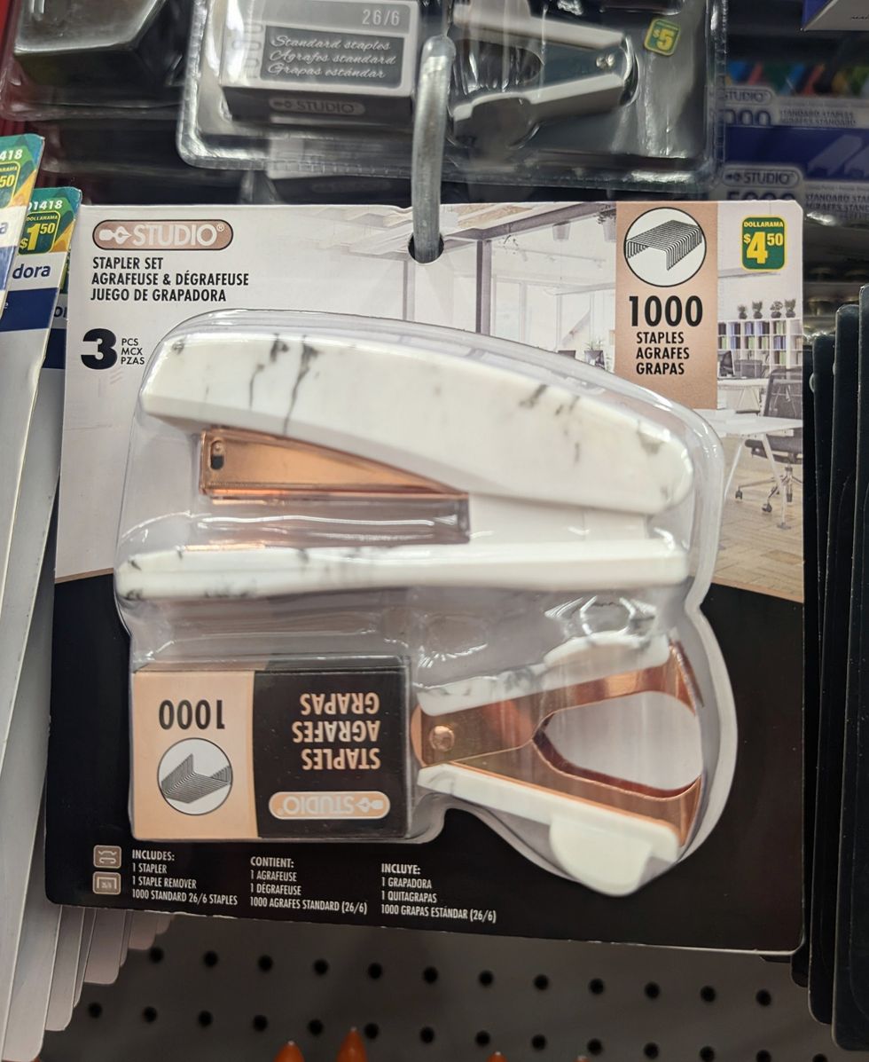 Un paquet comprenant une agrafeuse et une d\u00e9grafeuse vendu dans la rang\u00e9e des fournitures scolaires chez Dollarama.