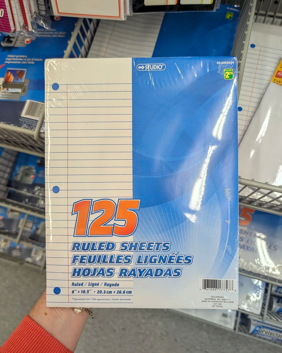 Un paquet de 125 feuilles lign\u00e9es vendu dans la rang\u00e9e des fournitures scolaires chez Dollarama.