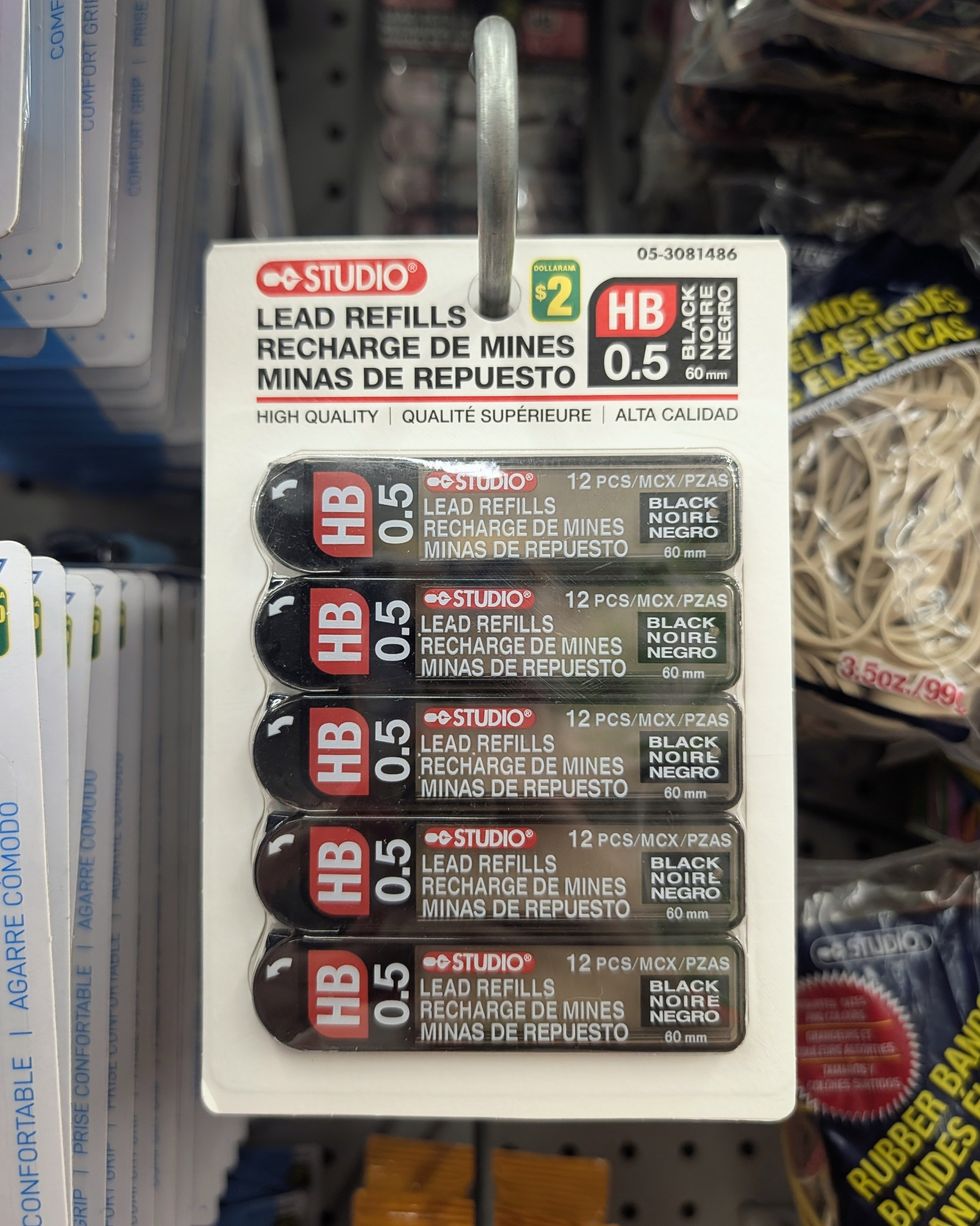 Un paquet de 5 recharges de mines HB 0,5 mm vendu dans la rang\u00e9e des fournitures scolaires chez Dollarama.
