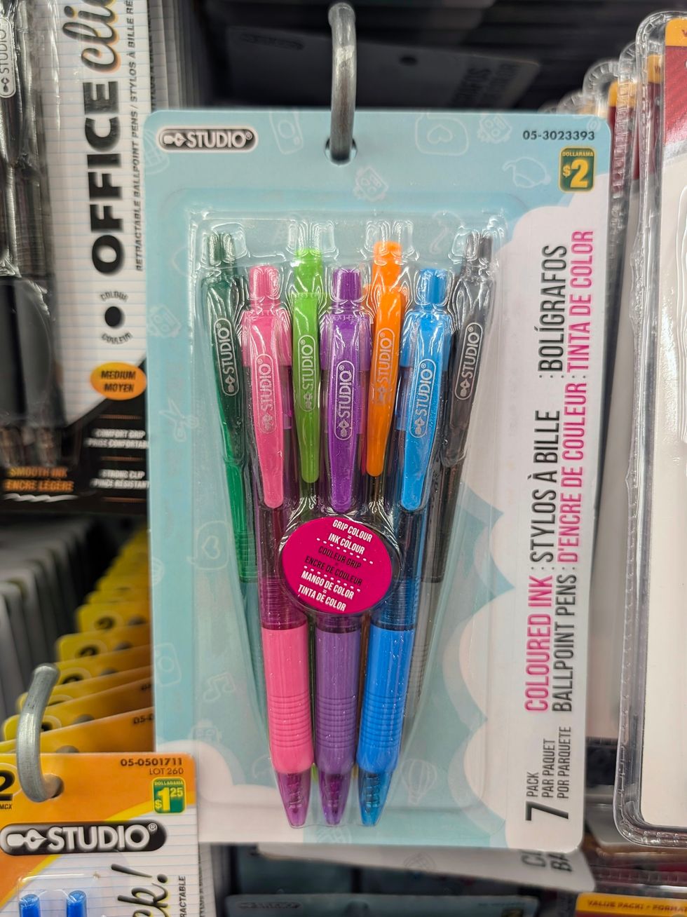 Un paquet de 7 stylos color\u00e9s vendu dans la rang\u00e9e des fournitures scolaires chez Dollarama.