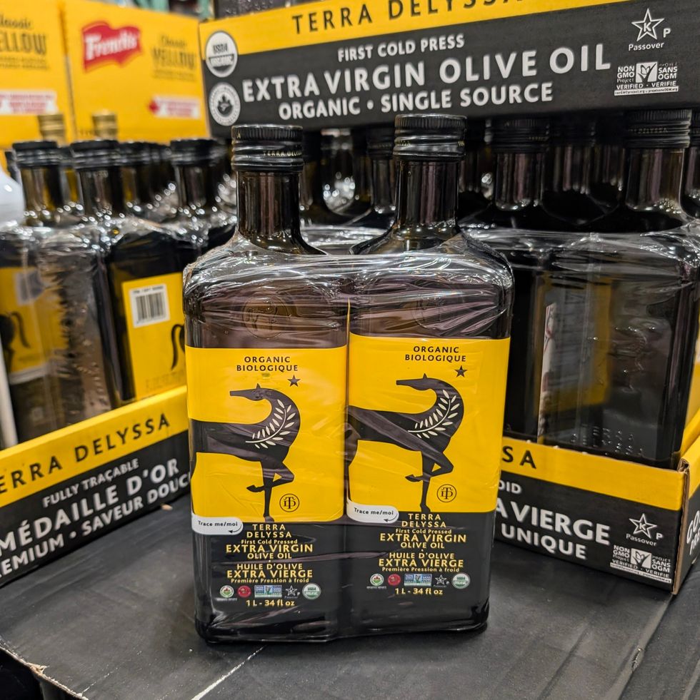 Un paquet de bouteilles d'huile d'olive extra vierge biologique vendu chez Costco.