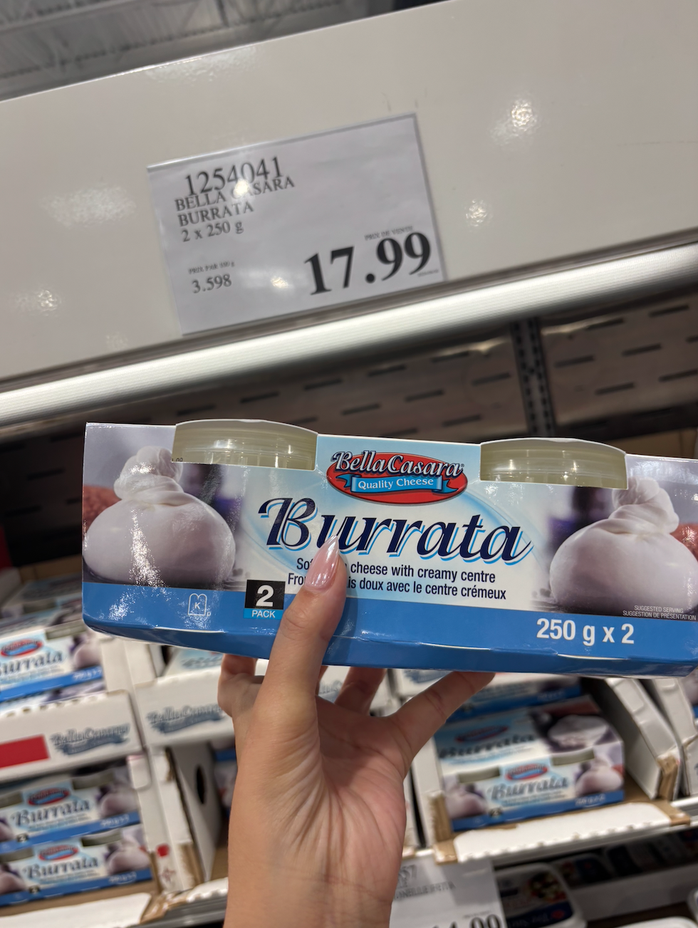 Un paquet de deux contenants de burrata Bella Casara devant son rayon au Costco.