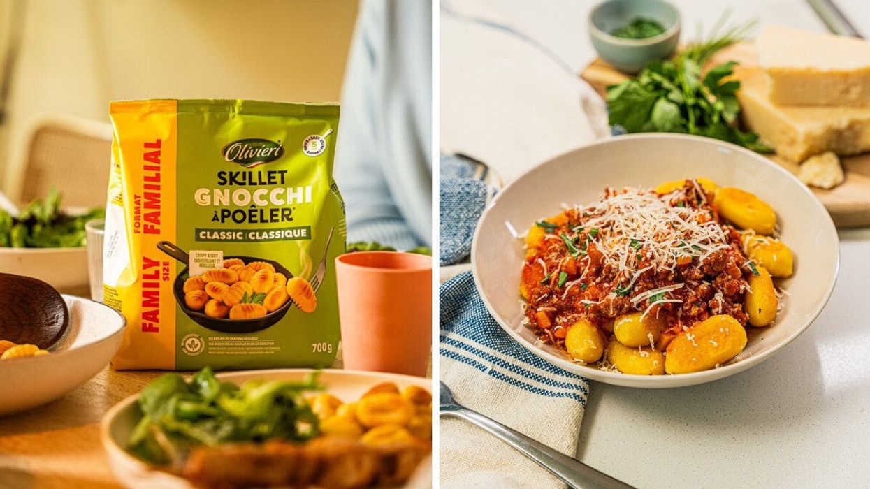 Un paquet de Gnocchi à poêler Olivieri sur une table. À droite : un plat de gnocchis avec de la sauce.
