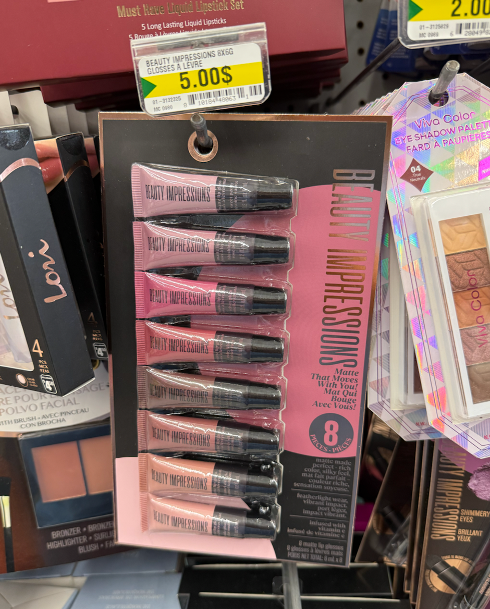 Un paquet de huit gloss Beauty Impressions suspendu dans une all\u00e9e du Dollarama.