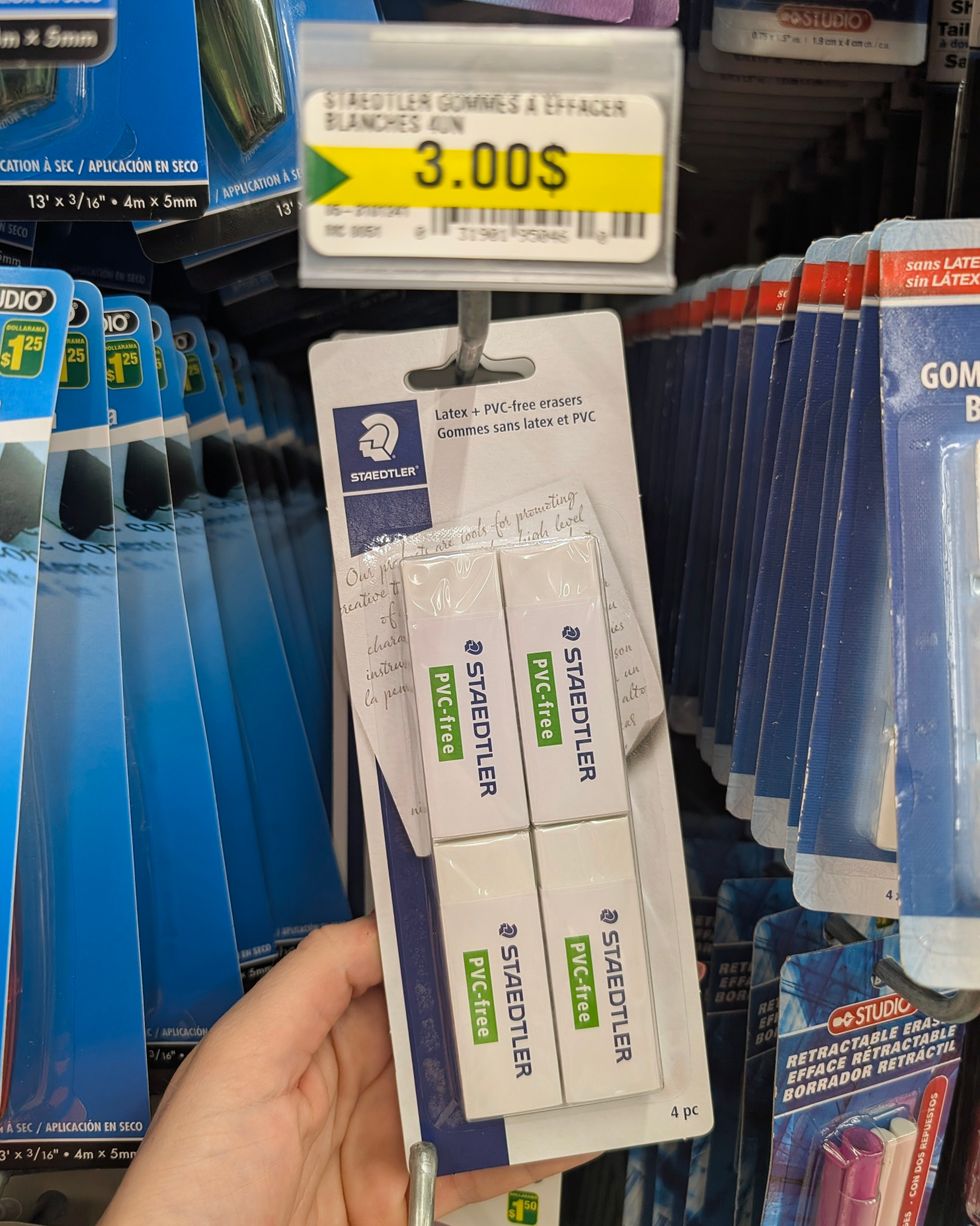 Un paquet de quatre gommes \u00e0 effacer Staedtler vendu dans la rang\u00e9e des fournitures scolaires chez Dollarama.
