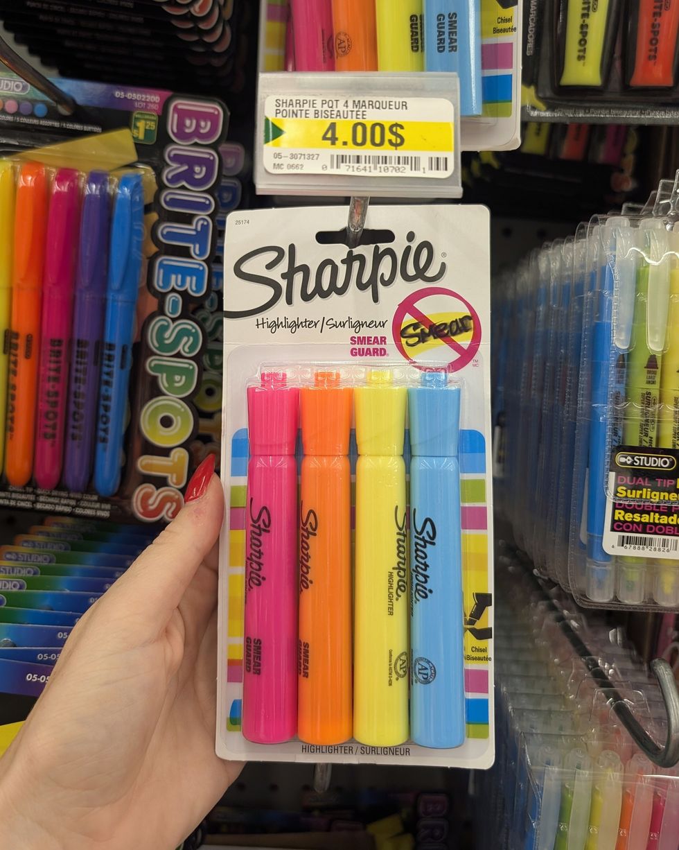 Un paquet de surligneurs rose, orange, jaune et bleu de marque Sharpie vendu dans la rang\u00e9e des fournitures scolaires chez Dollarama.