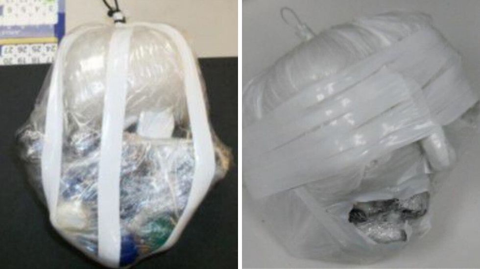 Un paquet envelopp\u00e9 avec du plastique et des rubans blancs. Droite: Un paquet envelopp\u00e9 avec du plastique et des rubans blancs.