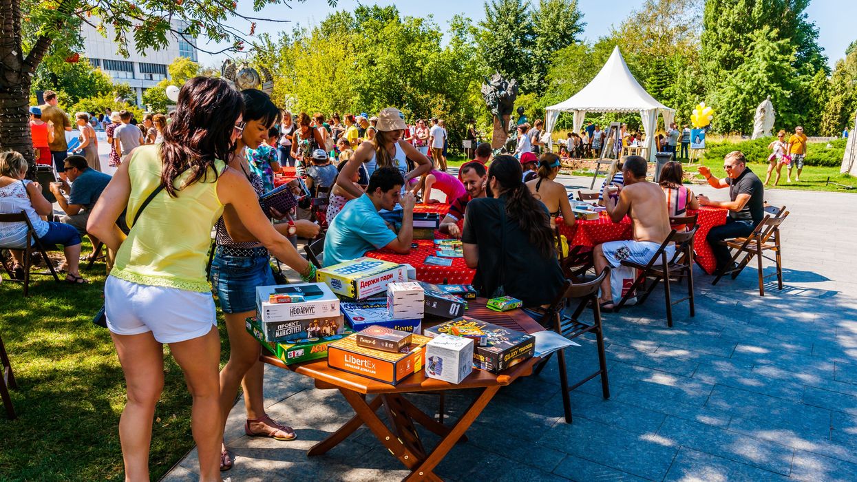 Un parc où des gens jouent à des jeux de société.