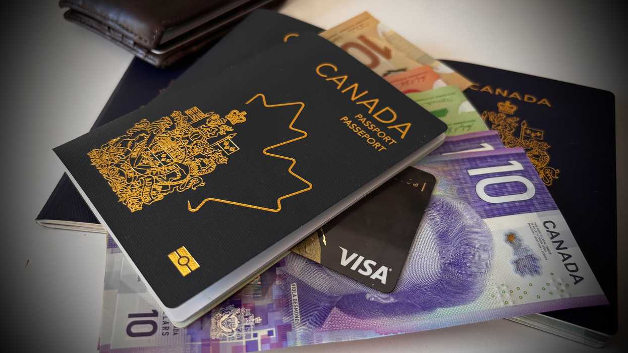 Un passeport canadien, de l'argent canadien et une carte de crédit.