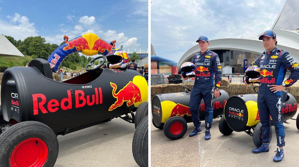 Un petit bolide noir o\u00f9 il est inscrit Red Bull. Droite: Deux pilotes sont devant leurs petits bolides noirs.