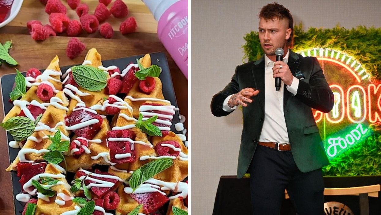Un plat de gaufres avec des framboises, de la menthe, et un glaçage. Droite : Jérémie Latreille, le Fit Cook avec un microphone dans les mains.