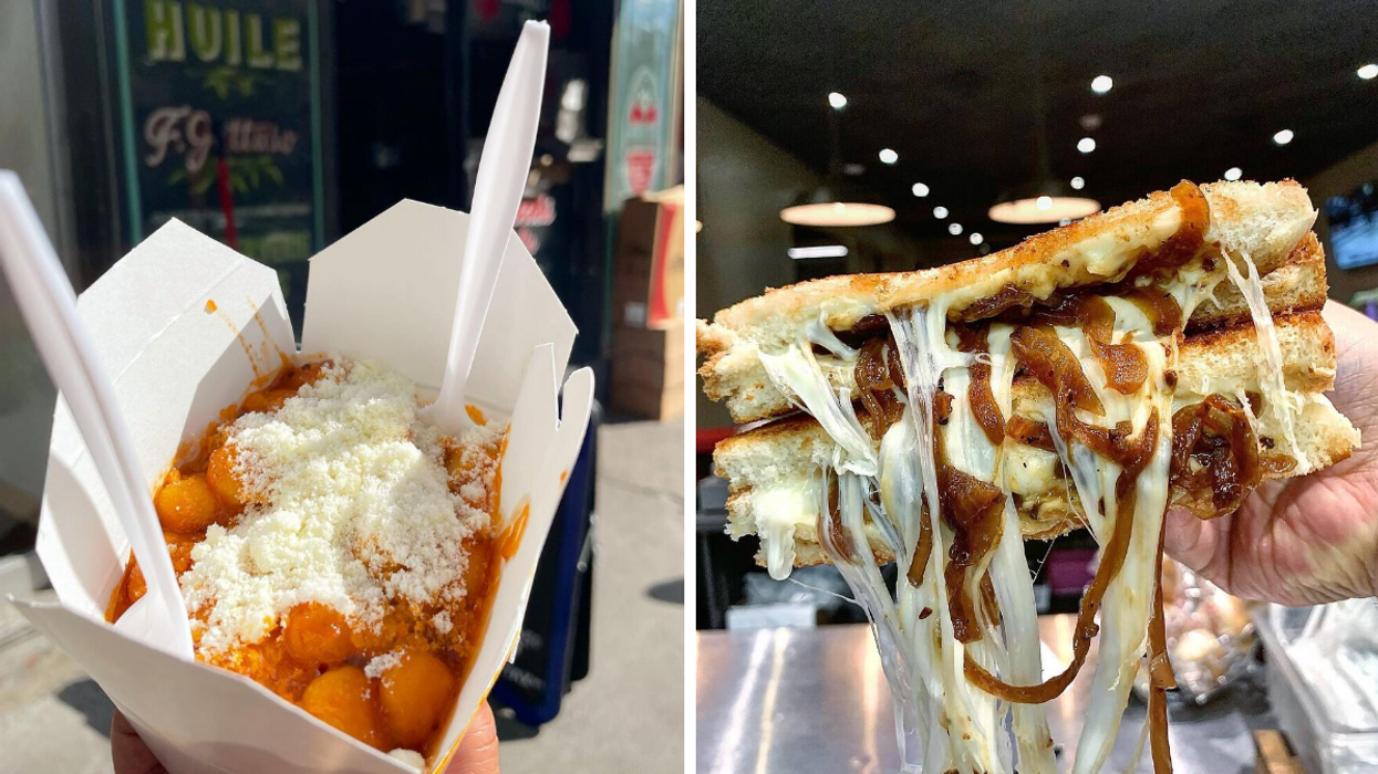 Un plat de gnocchis à emporter. Droite : Une main qui tient un sandwich fromagé.